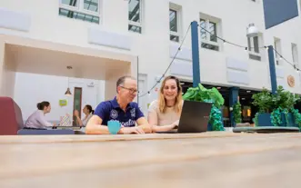 Man en vrouw atrium CHE
