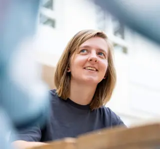 Meisje in atrium onderaanzicht 2