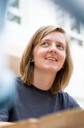 Meisje in atrium onderaanzicht 2