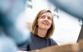 Meisje in atrium onderaanzicht 2