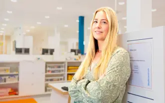 Jonge vrouw lang blond haar in studiecentrum
