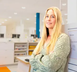 Jonge vrouw lang blond haar in studiecentrum