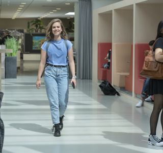 Vrouwelijke student in Atrium CHE 1