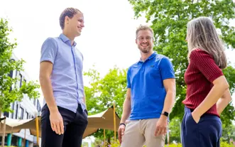 Drie studenten CHE buiten 1