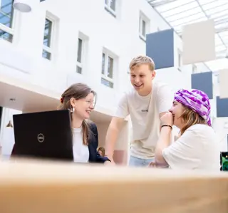 Drie vt studenten in atrium 1