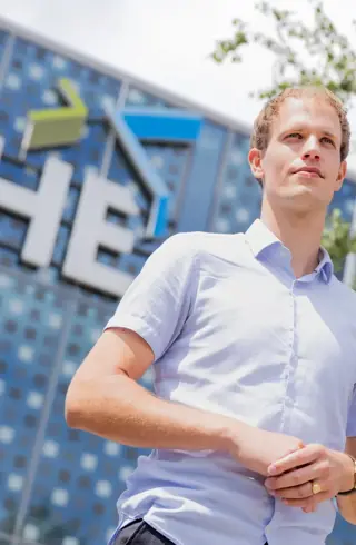 Man bij CHE logo aan prisma