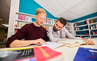 Twee mannen in studiecentrum