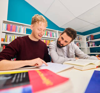Twee mannen in studiecentrum