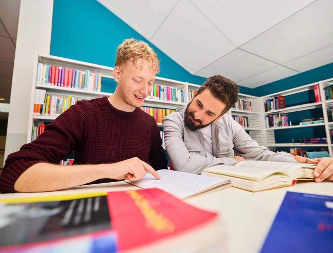 Twee mannen in studiecentrum