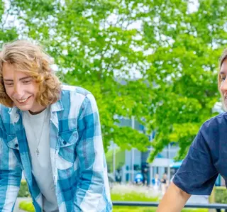 drie mensen bij tafelvoetbaltafel