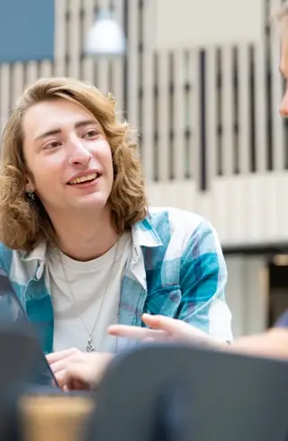 Mannelijke student neusring langer haar atrium