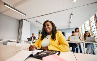 DT vrouw met blazer in lokaal